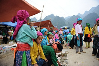 habitants marché ethnique Ha Giang